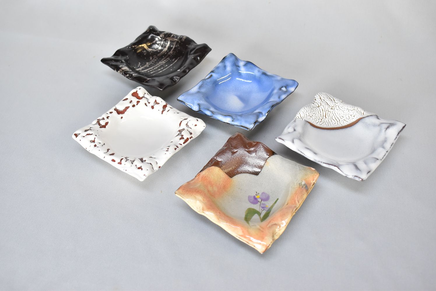 【ふるさと納税】萩焼 角皿セット5colors 和食器 おしゃれ 陶器 お洒落 食器 おしゃれ食器 和風食器 ギフト 人気 モダン 和モダン かわいい 可愛い 山口県 萩市 日本製 贈り物 プレゼント お祝い 結婚祝い 高級感 上品 引き出物 誕生日 記念品 還暦祝い 来客用 新生活