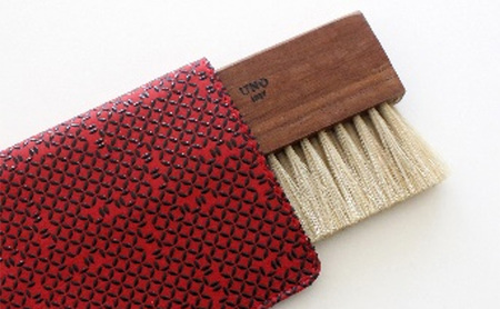 STAND BRUSH ／ 携帯用ケースつき　印伝・黒　紫　赤 ブラシ 卓上ブラシ 洋服ブラシ 馬毛 工芸品 日本製 墨田区 東京 黒