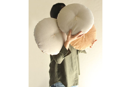 丸座布団　コルクレザー生地　40R 　40cm　（わらべ：からし） 座布団 ｸｯｼｮﾝ ｺﾙｸﾚｻﾞｰ生地 手作り ｵｰｶﾞﾆｯｸｺｯﾄﾝ  耐久性