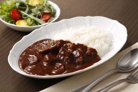 ≪新宿中村屋≫純欧風ビーフカレー「クリーミーなコクの濃厚リッチ」「コク深いデミの芳醇リッチ」 2種 各120g×48袋 計96袋