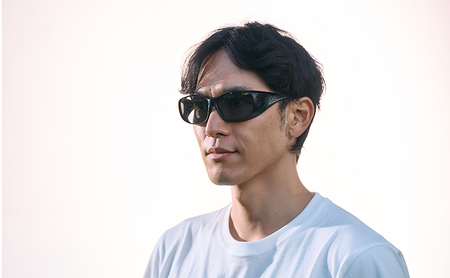 メガネの上から掛けられるサングラス オーバーグラス「Otani（オータニ）」様々なメガネに合わせやすいスクエアデザイン、小窓の側面で視野と明るさを確保、収まりの良いベーシックモデル。「いぶき」(5)ロ