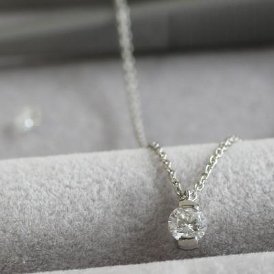 ふるさと納税 大津市 プラチナ900【0.2ct ラボダイヤモンドネックレス】ハーフベゼル 未来の輝き 一粒ペンダント |  | 01