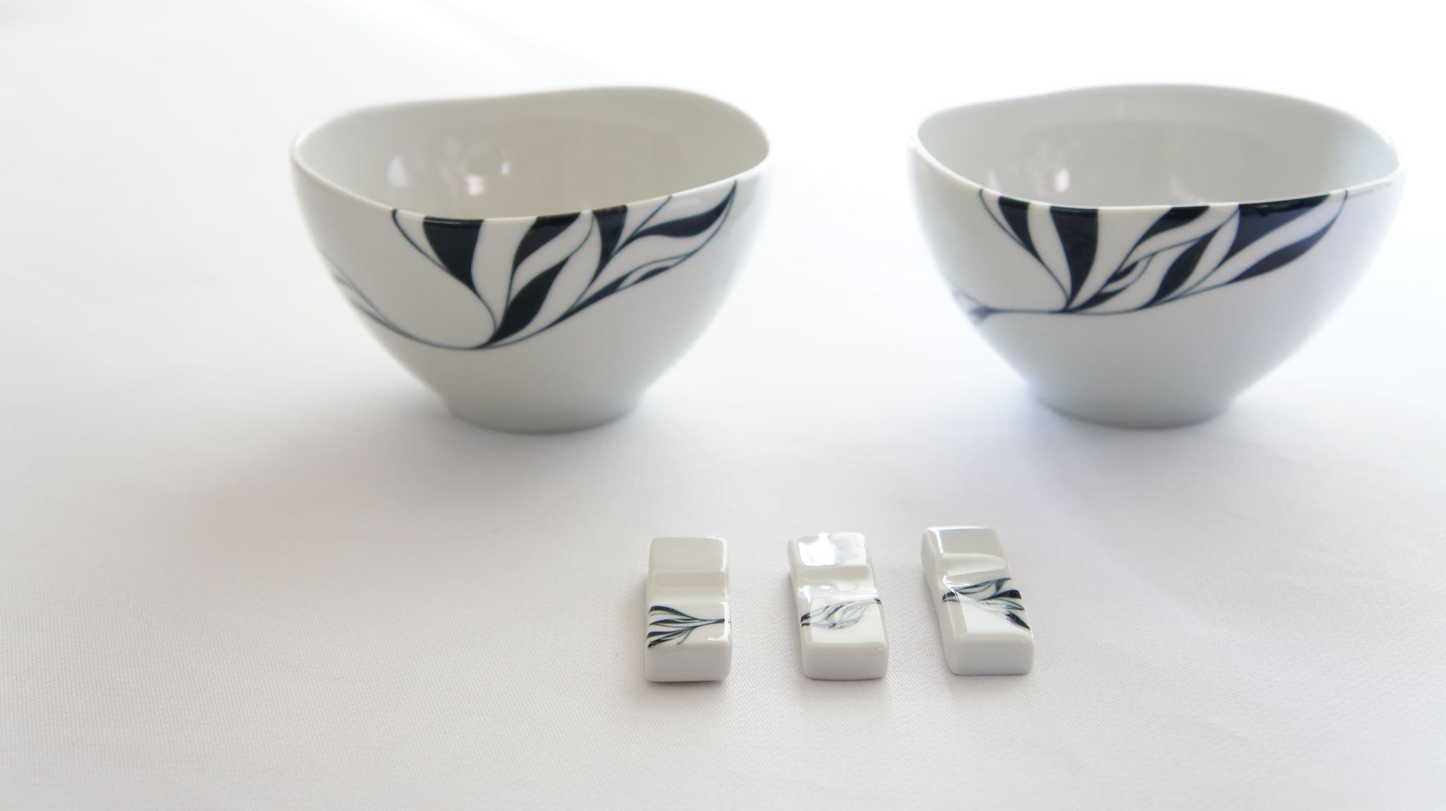 【ふるさと納税】 和将窯 匠の一品 エチュードライスボウル＆箸置きセット 茶碗2個 箸置き3個 砥部焼 陶芸家 山本和哉 作 白黒 エチュード模様 食器セット ご飯茶碗 ごはん茶碗 ペア 和食器 陶器 焼物 工芸品 伝統工芸 国産 日本製 ギフト 贈答 愛媛県 松前町 送料無料