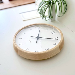 KATOMOKU muku round wall clock 7≪km-60NARC≫ホワイトアッシュの無垢材の木枠電波時計(ナチュラル)【B-25】