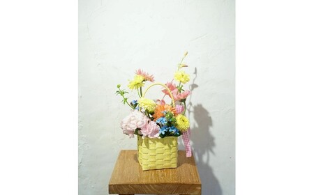 【12回定期便】季節の生花カラーバスケットフラワーS / お花 フラワー ミニサイズ アレンジメント カラーバスケット おしゃれ インテリア 省スペース プチギフト おまかせ 手作り 雑貨 季節の便り