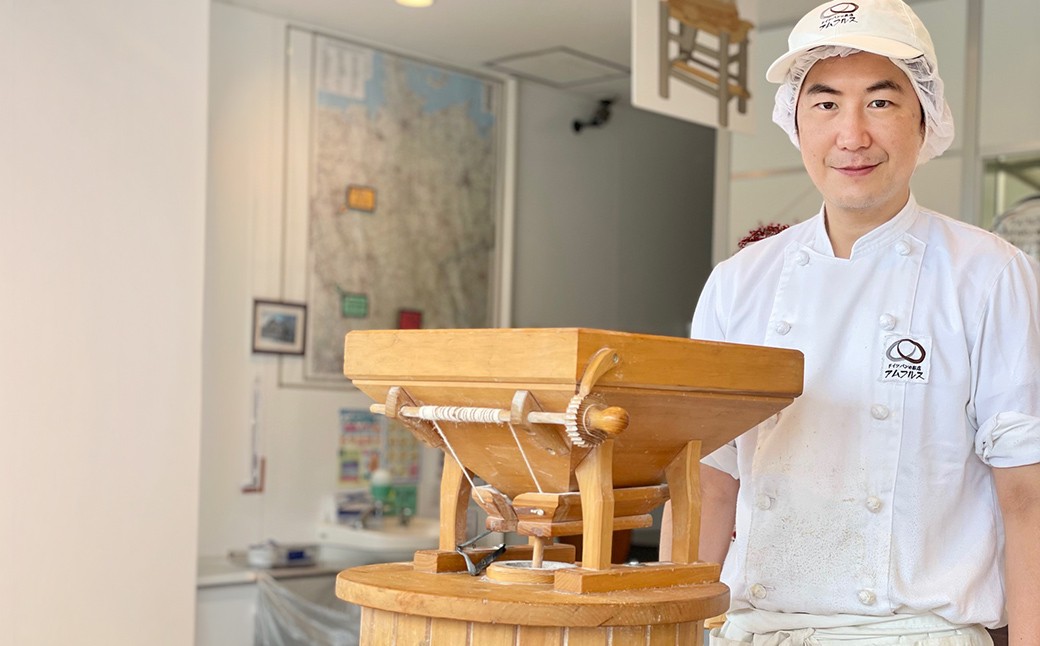 ドイツから輸入したライ麦を店内の石臼で毎日製粉。製粉したての素材を使うことで、香り豊かで風味の高い本格ドイツパンに仕上げています