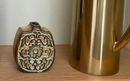 【瀬戸焼】一輪挿し　唐草模様　丸　（K28） / 瀬戸焼 ギフト 一輪挿し 花瓶 花器 インテリア[BBAJ018]