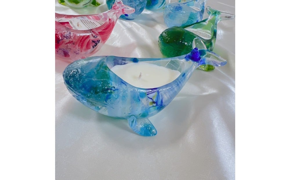 
                  くじらキャンドル　琉球ガラス使用　レモングラスの香り（沖縄県那覇市　就労継続支援B型事業所ぽかぽか　pokapokacandle）
                