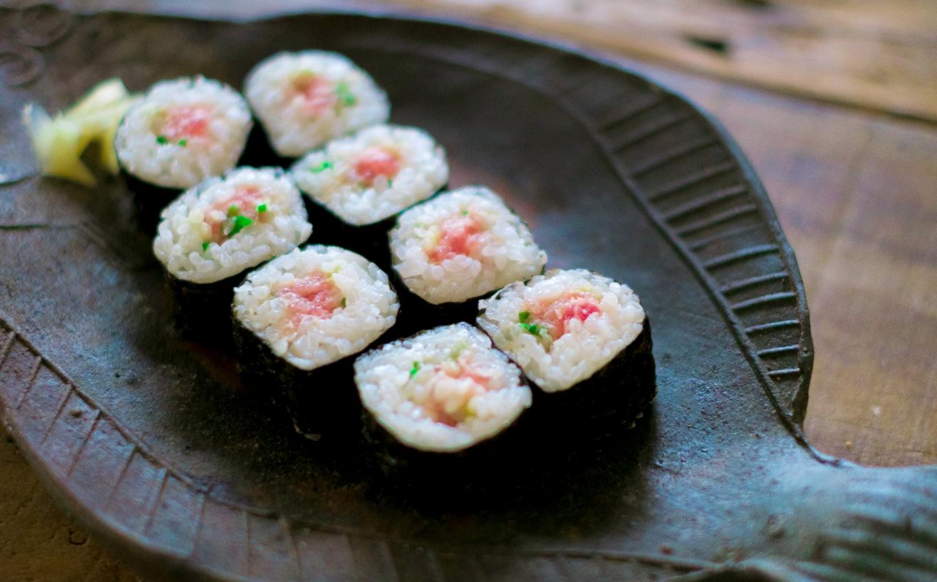 酢飯で巻くだけで、美味しいネギトロ巻きが作れます！