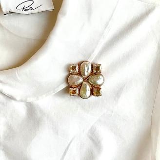 淡水パールとスワロフスキークリスタルの上品ハンドメイドスクエアブローチ（ゴールド）｜希少な大粒クリスタル使用・高級感漂うしずく型パール｜プレゼント仕様・ギフトBOX入り｜RoseTaraオリジナルデザ