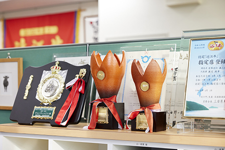 【森三商会】4等級以上の未経産雌牛限定　近江牛特選すき焼き 500g（ロース・肩ロース）【GM02SM】