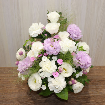 
白とパープルのお花で上品な雰囲気のお供えアレンジ【1398688】
