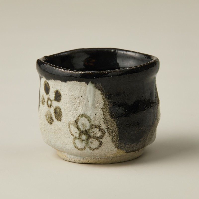 
            黒織部ぐい呑　作者：守谷　宏一　／　美濃桃山陶　陶芸　陶器　伝統工芸　焼物 【岐阜県 可児市 陶芸品 1点 限定 チョイス限定 陶芸品 ギフト プレゼント 雑貨 食器】
          