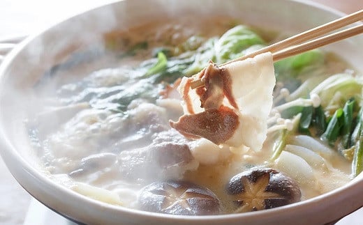 脂がたっぷりのった天然の猪肉を味噌だしでいただきます。