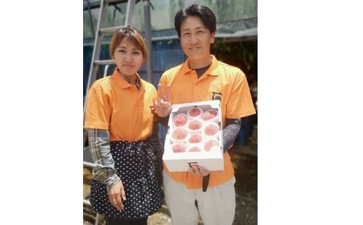 日川白鳳（桃）と生産者の石橋さんご夫妻