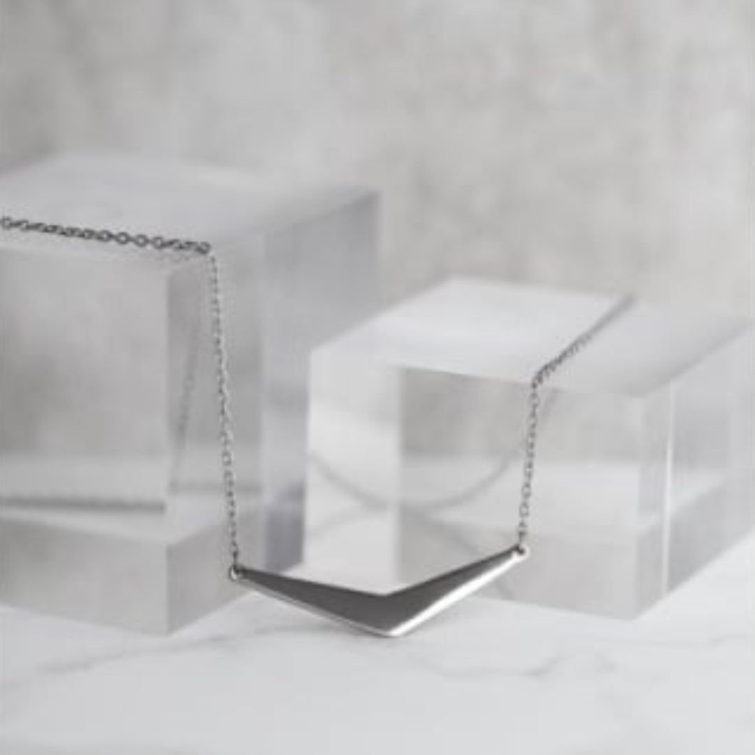 【ふるさと納税】チタン バーネックレス ( V字 ) 42cm リバーシブル仕様 | 純チタン ネックレス 金属アレルギー レディース シンプル デザイン おしゃれ かわいい おすすめ アクセサリー ファッション プレゼント ギフト 贈り物 贈答品 お祝い 新潟県 弥彦村 島田工房