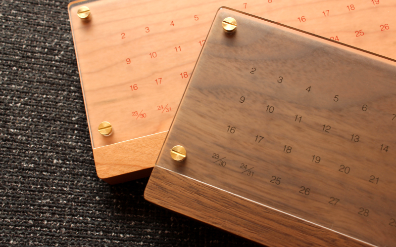 【Hacoa】木の経年変化を楽しむ卓上万年カレンダー ウォールナット 「Desk Calendar Eternal」