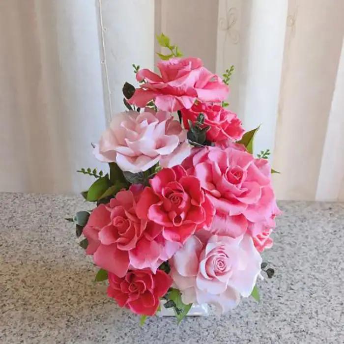 大輪のバラの花が咲き誇るプリザーブドフラワー・bell薔薇（クリアケース入り）　ピンク系