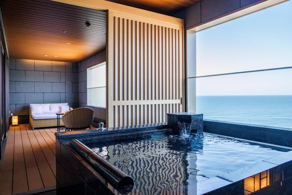 【佐渡】HOTEL OOSADO　ご宿泊券　　（ホテル大佐渡）　最上階露天風呂付プレミアスイートルーム（定員４名）１泊２食付２名様　平日利用　電話予約のみ対象