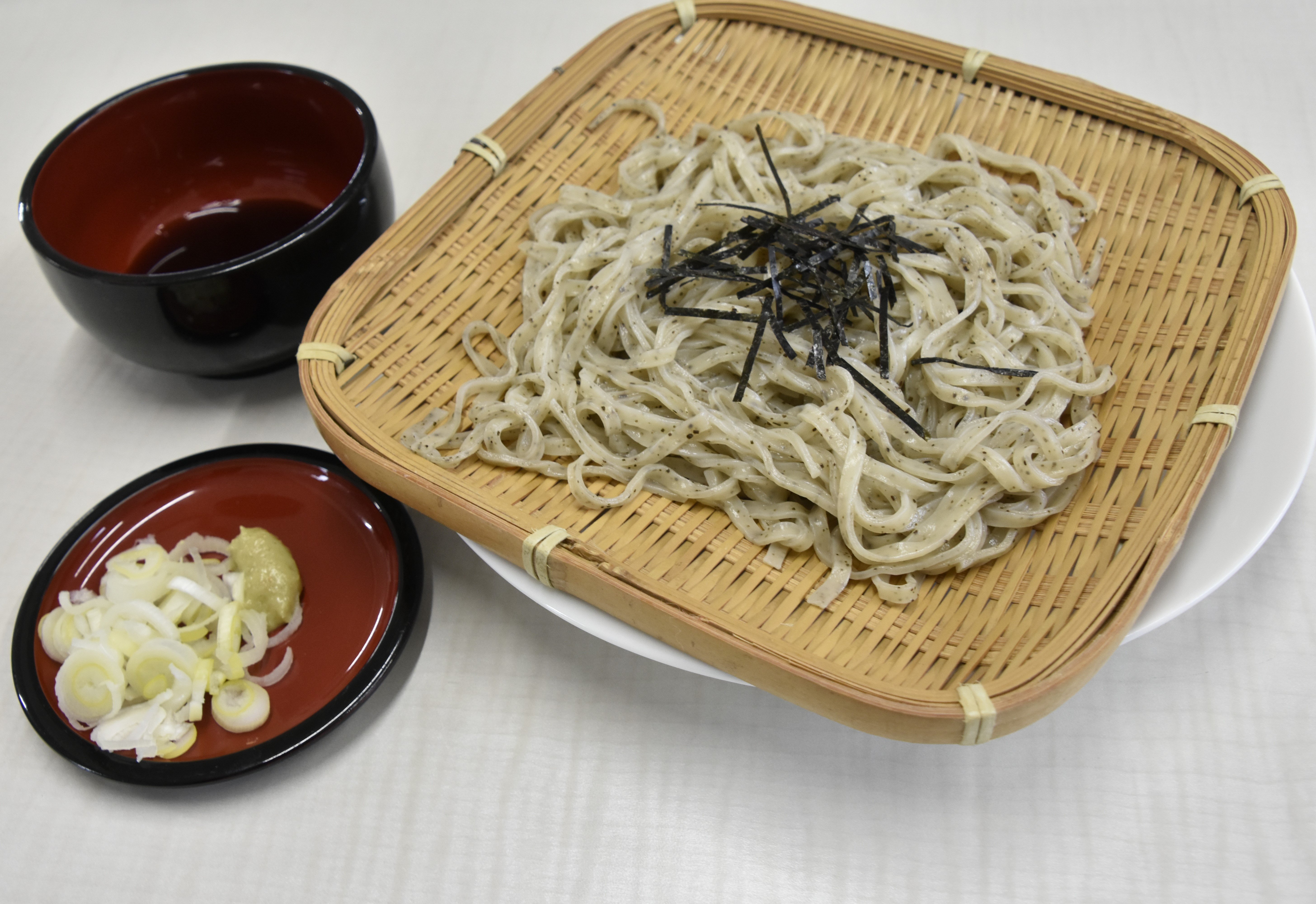 ざるうどんでつるつるもちもちの食感を楽しめます。
トッピングは一例です。麺とつゆのみのお届けです。