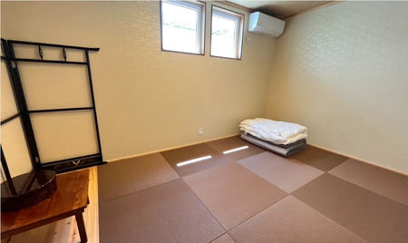 宿泊券　【ＲＯＯＭ２】カフェ併設 民泊（1泊1名素泊まり）《cafe＆stay Re:》利用券 青森県五所川原市