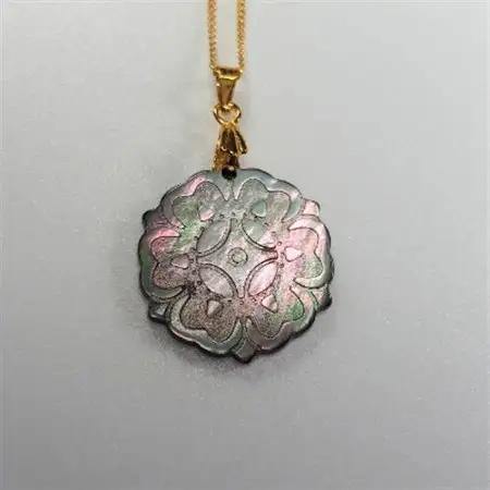 25ミリ!「華」のペンダント　黒蝶貝_装飾品・工芸品 ペンダント・ネックレス アクセサリー _【1261290】