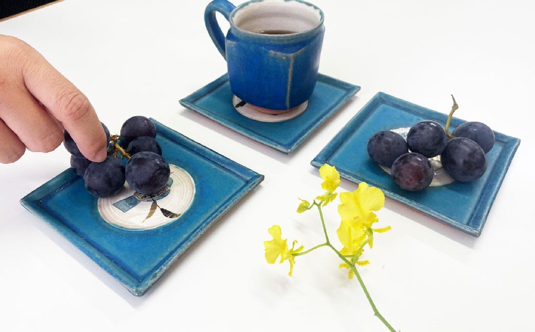 返礼品以外は付属しません。
写真のぶどうは1房を半分に分けたサイズです。