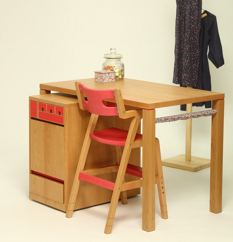子どものための家具「rabi kids chair」（クレナイ＆ベビーベルトなし）