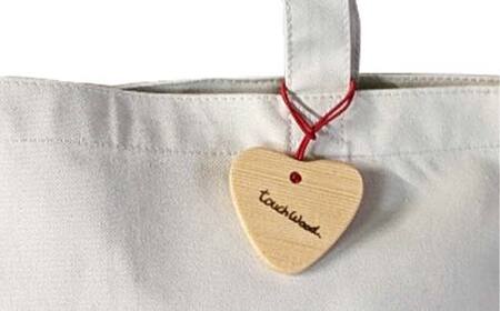 【ＫＥＭ】 touchWood 「木ふだ」（エゾマツ（紐色・赤）） HOKKAIDO WOOD 木製 ストラップ 自然 目印 ネームタグ プレゼント F6S-444