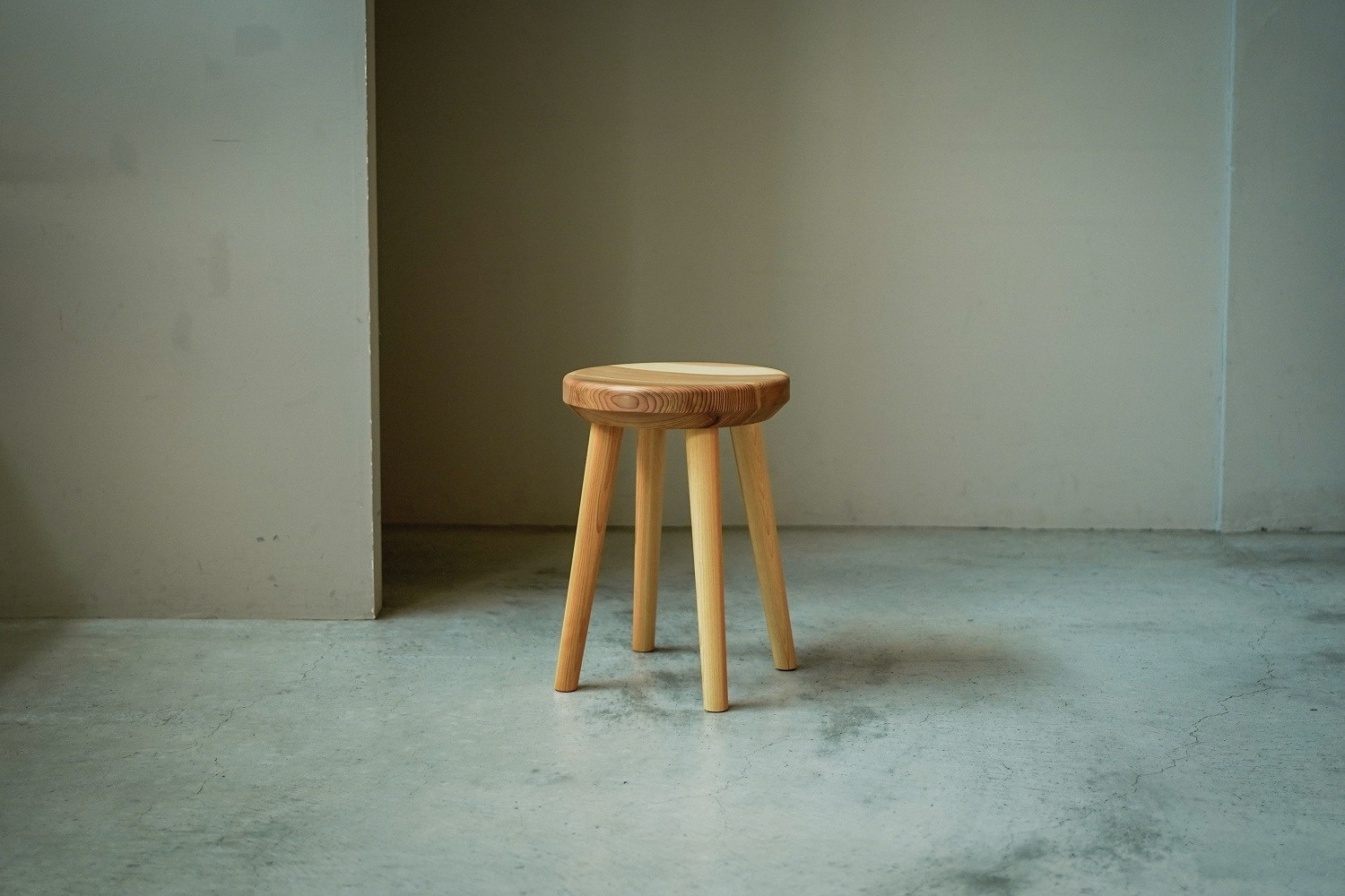 杉の丸スツール 座面320mm × 高さ440mm