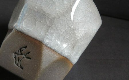 【美濃焼】 つばめ工房 黒土 ロックカップ 氷裂貫入釉 白 瑞浪市 / 大恵 陶磁器 酒器 ギフト [AZBG013]