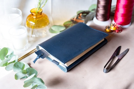 本革ブックカバー　レザーブックカバー（栞付き）【A6判文庫本サイズ】（イタリアレザー　ネブラスカ）：ネイビー