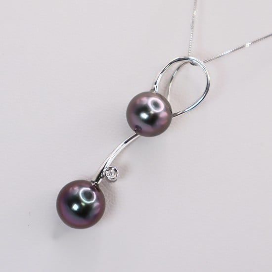 
                  1964 K18WG タヒチ黒蝶真珠10.0㎜up　ダイヤモンド0.02ctペンダントネックレス
                