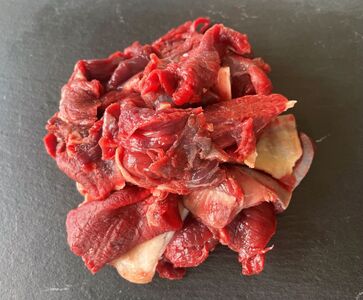 鹿スジ肉煮込み用 500g 鹿肉 鹿 冷蔵 生ジビエ 生肉 煮込み シチュー カレー ヘルシー あっさり 食べやすい 美味しい 肉 臭くないジビエ ジビエ初心者 生食不可 ふるさと納税 ふるさと納税ジ