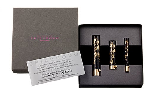 
            熊野化粧筆 携帯蒔絵3本セット(BR-8)【メイクブラシ 化粧筆 フェイスブラシ チークブラシ アイシャドウブラシ 携帯用 蒔絵 熊野筆 伝統工芸 職人技 高級筆 セット ギフト 贈り物】26-40
          