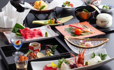 自然に包まれた天然温泉と純和風造りの閑静なたたずまいの一軒宿でリフレッシュ。ペアご宿泊券（赤目四十八滝招待券〈夜間ライトアップも楽しめる2名様分〉付き）