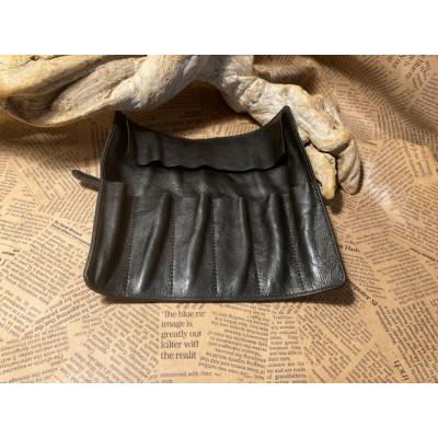 ふるさと納税 栗東市 蹄鉄バックルロールペンケース(ブラック) |  | 01