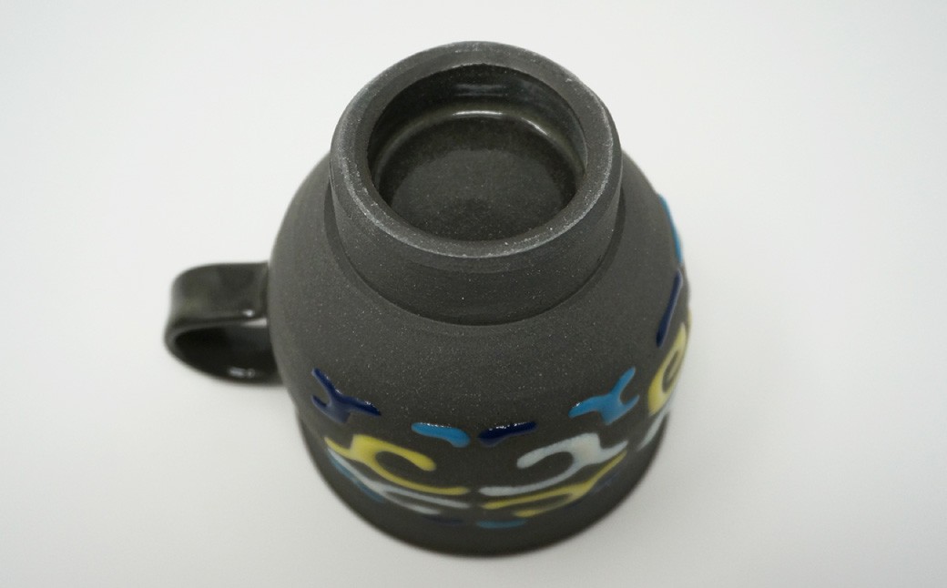 風神窯 - 黒泥釉盛上アイヌ紋マグカップ2つセット