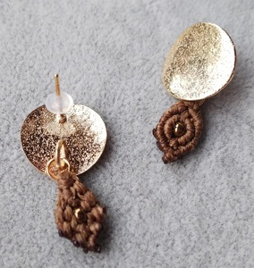 マクラメ編みのピアス（丸×ブラウンのスクエアモチーフ）【R01165】