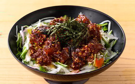 まぐろ唐辛丼の素(120g×8P) 魚 魚介 海鮮 まぐろ 鮪 マグロ 赤身 刺身 漬け 漬け丼 海鮮丼 冷凍 小分け 真空 簡単調理 時短【まぐろの館】【A-1839H】