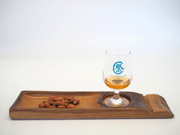 
                  ウイスキー樽材で作った晩酌用木皿 ／ ウイスキー樽材 木皿 晩酌用 おつまみ皿 バー風 洋酒 グラス置き 樽素材 木目 天然素材 手仕事 キッチン雑貨 食卓演出 大人向け 和洋兼用 インテリア 食器セット お皿 食器 お洒落 お酒好き パーティー 家飲み 埼玉県 No.541
                