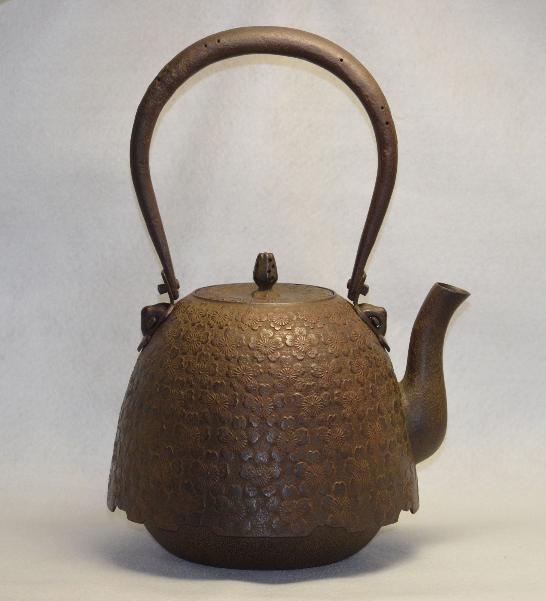 【ふるさと納税】 桜地紋南部形鉄瓶(大) おすすめ 南部鉄器 1.9L / 田山鐵瓶工房 オール熱源 IH ガス 直火 やかん ケトル 鉄器 鉄分補給 伝統工芸 工芸品 工芸作品 日本製 錆止め さび止め 金気止め 日用品 1900ml 南部鉄瓶 白湯 茶 ギフト お祝い 岩手県 滝沢市 送料無料