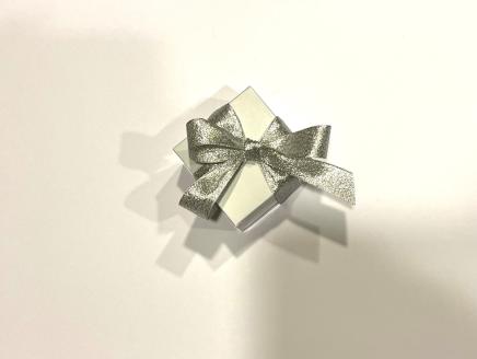 大粒スワロフスキー®クリスタルのスクエアブローチ(ピンク系デライト)