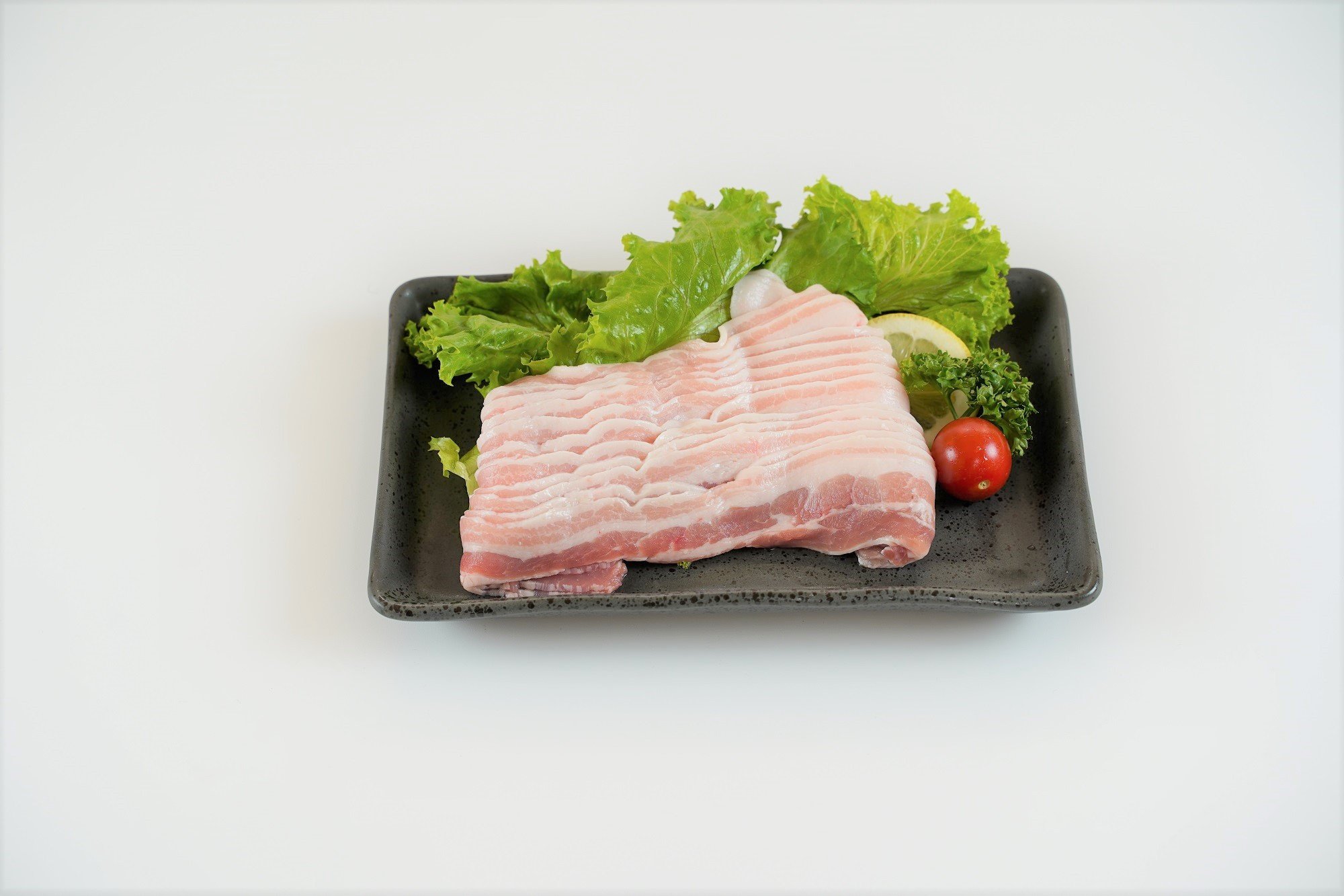 赤身と脂身が重なる豚バラ肉は旨味たっぷり♪