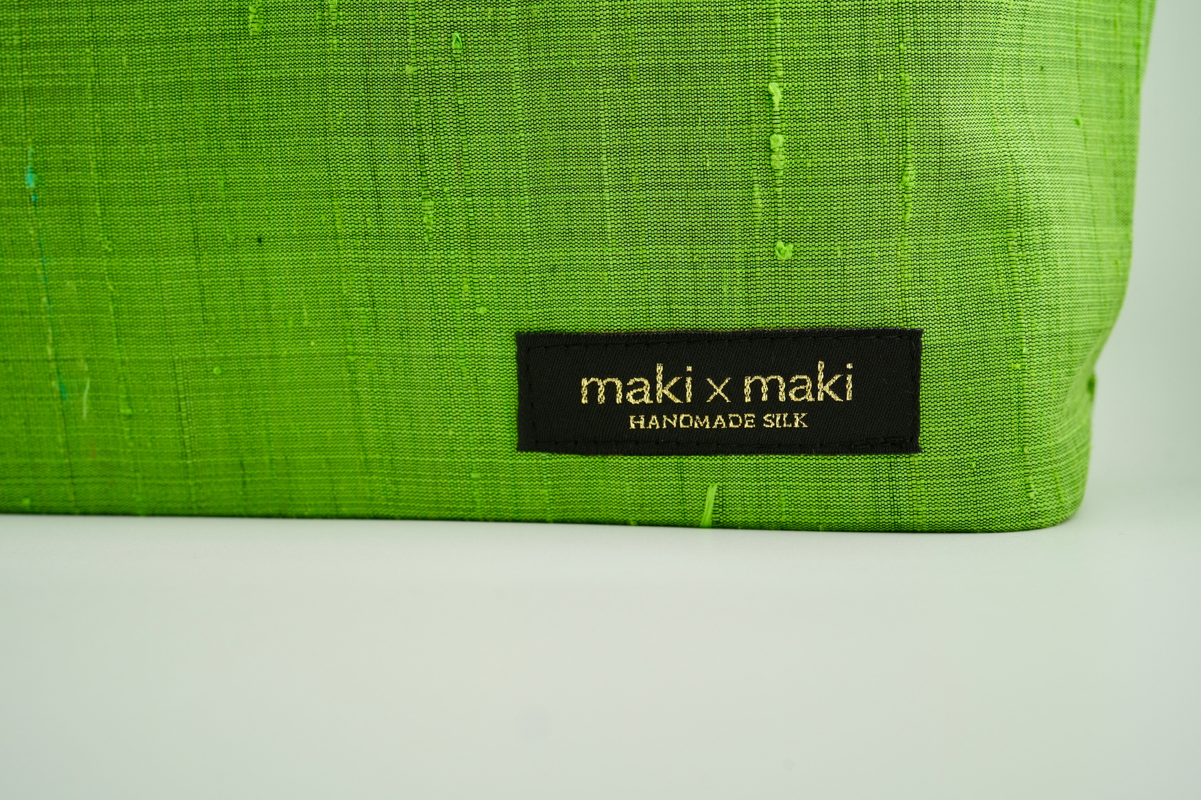 【makixmaki】高級ゴールデンシルクハンドバッグ（フェアトレード） グリーンティー