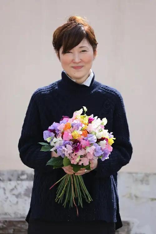 旬のお花で季節の花束【旬のお花で季節の花束 世界らん展 フラワードリームジャパンカップ 国内主要コンテスト受賞 贈り物 フラワーライフ 生活の彩 お部屋の彩 約 幅30cm、奥行き30cm、高さ35c