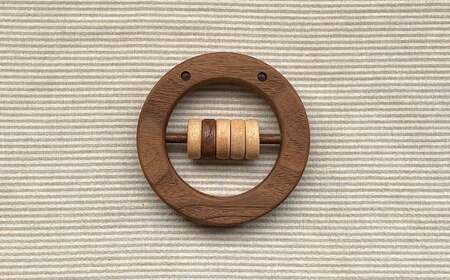 赤ちゃんのおもちゃ「かたかた」（くろまる）