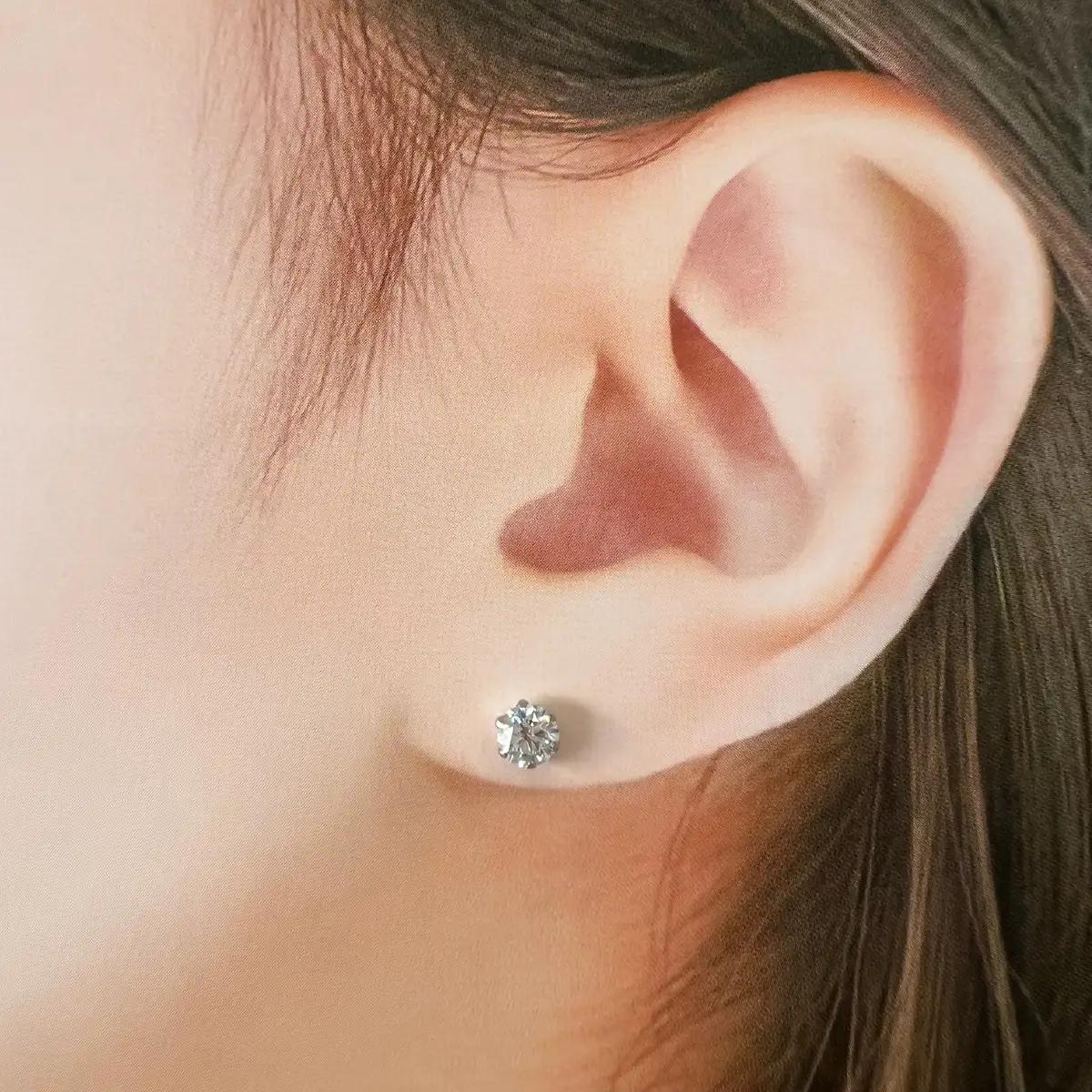 Ｐｔ９００製Ｔｏｔａｌ０．６０ｃｔ(０．３０ｃｔ／０．３０ｃｔ)ダイヤモンドピアス※鑑別書(カード)付 ALPBK192
