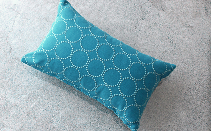 ミニクッション 長方形 タンバリン生地 ブルー 約42×26cm ミナペルホネン 秋山木工 秋山木工株式会社 国産 静岡県 藤枝市