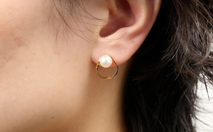 【鑑定書付き】艶やか優美なメタルラインを纏う 6.5mm アコヤ真珠ピアス（ケース付き） / 佐賀県 / 株式会社美穂野 [41AAAA019]